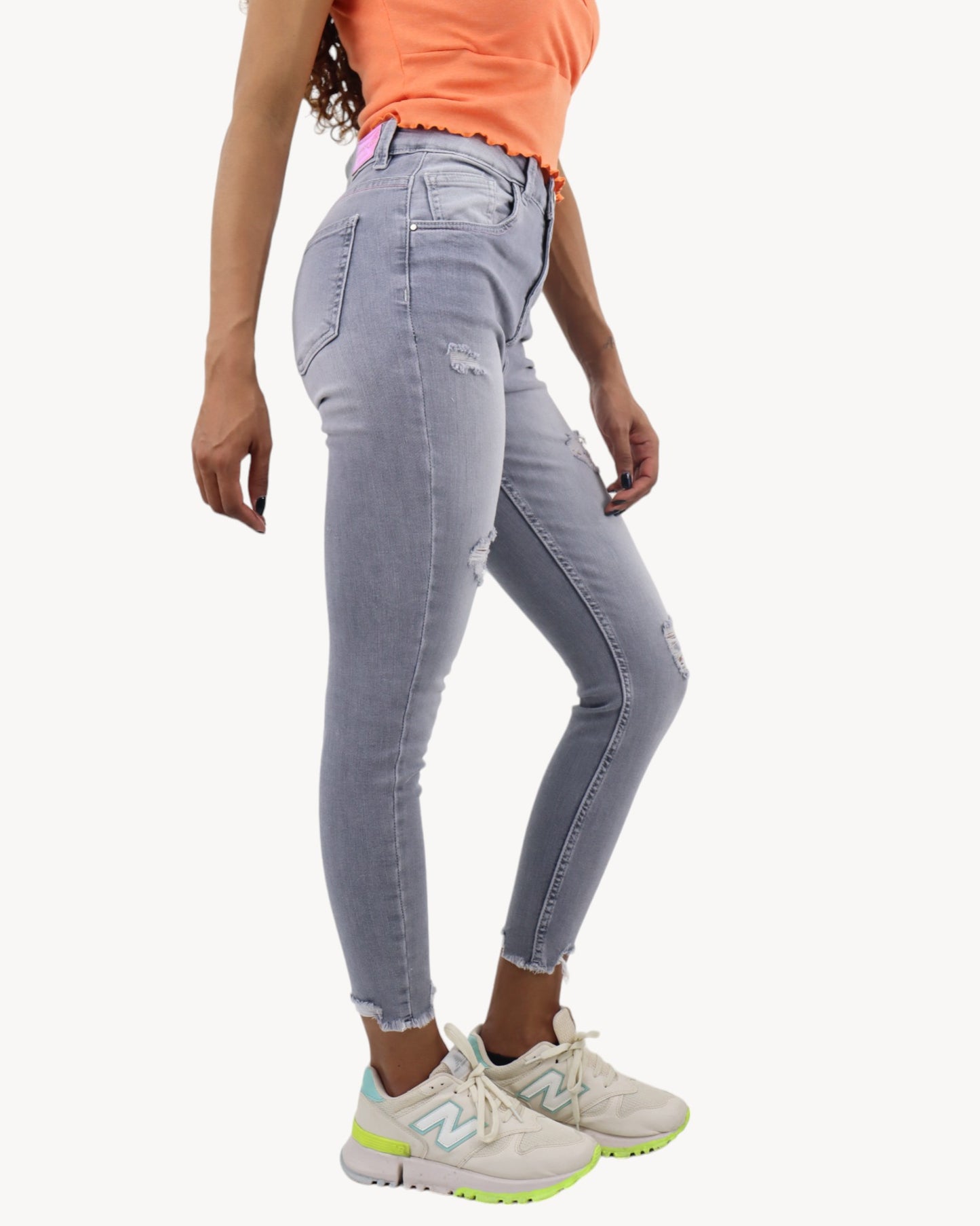 Jeans tobillero gris con destrucción