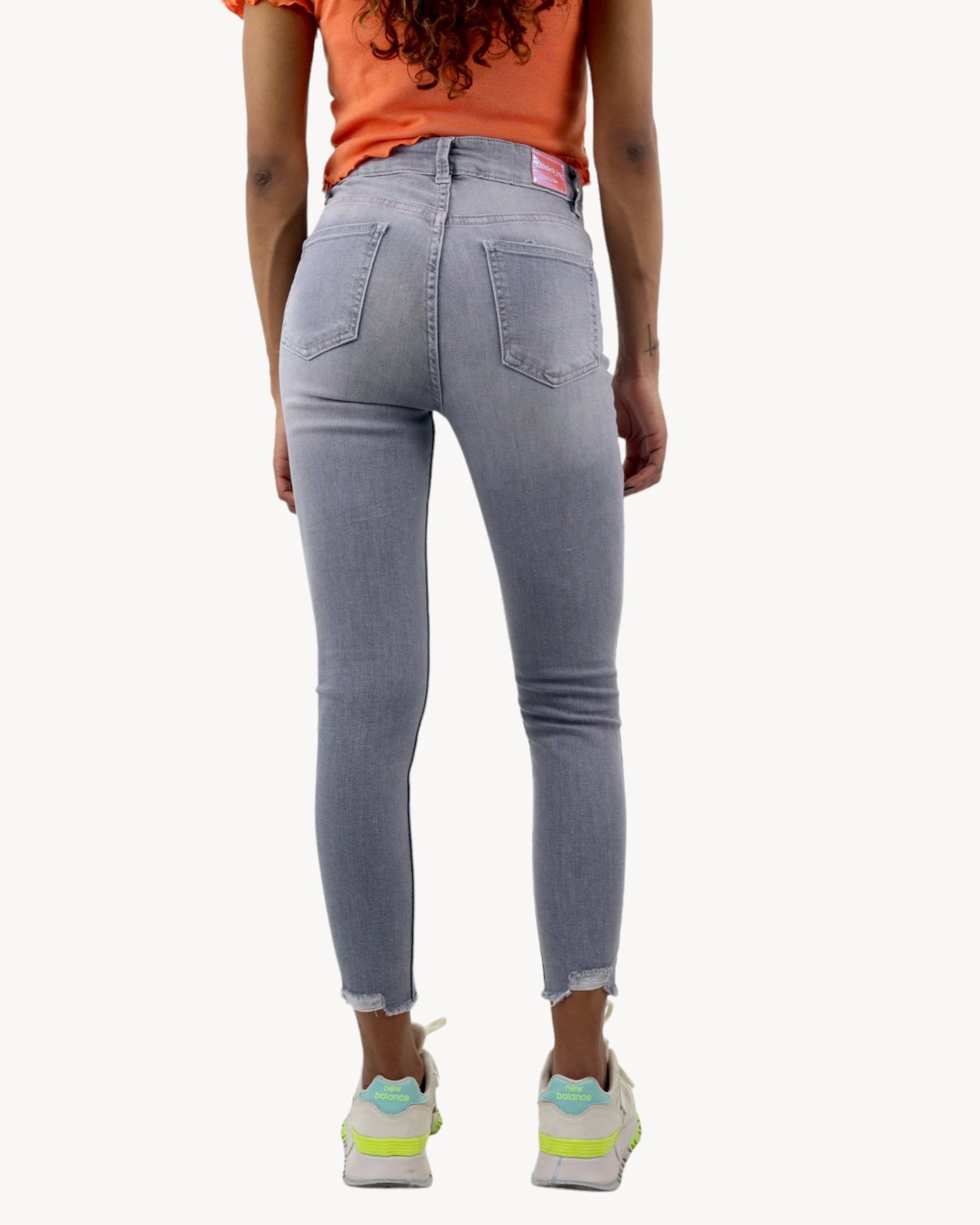 Jeans tobillero gris con destrucción