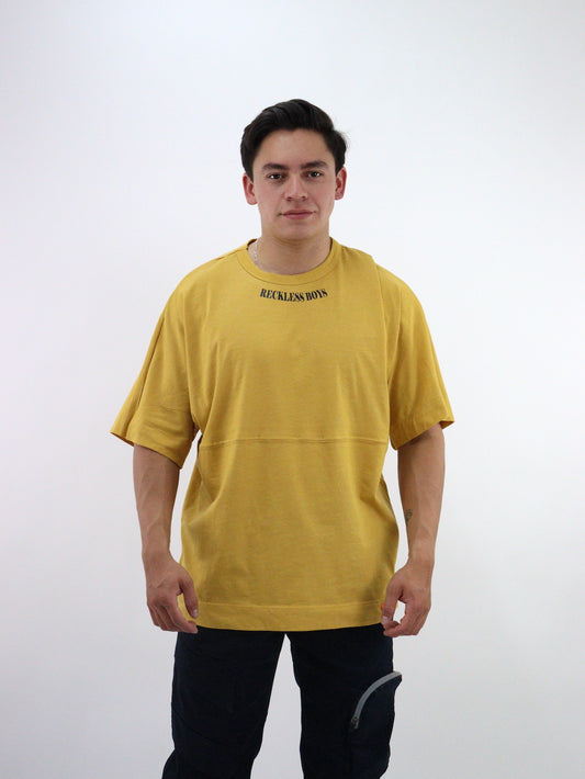 Playera oversize de color amarillo mostaza