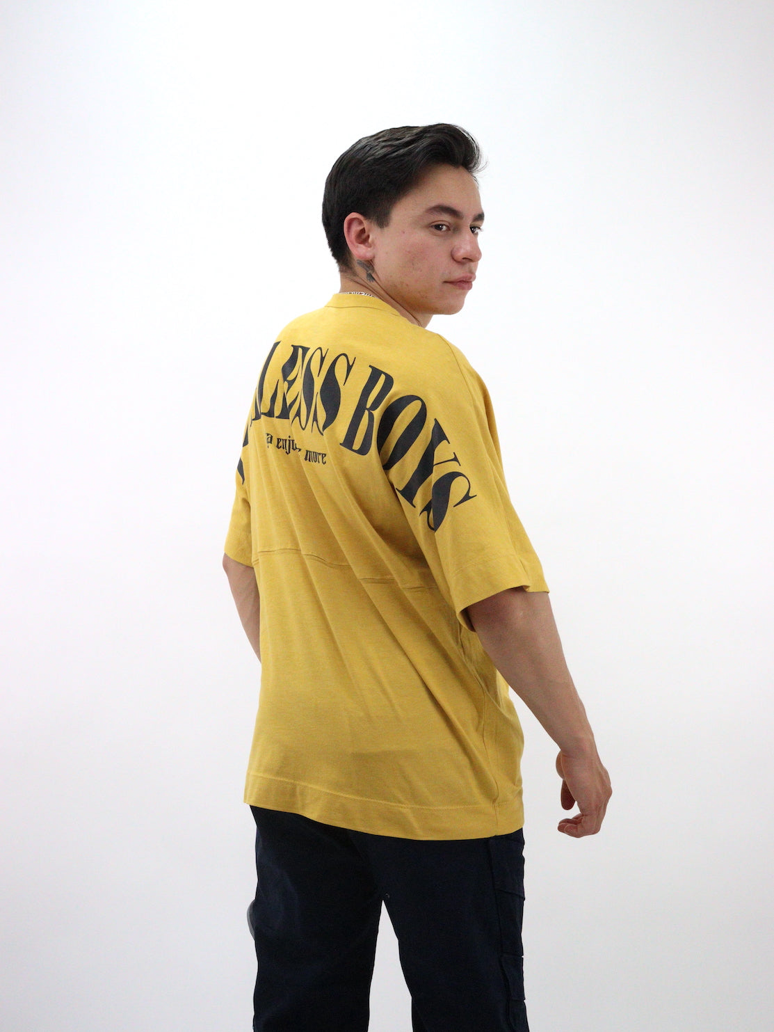Playera oversize de color amarillo mostaza