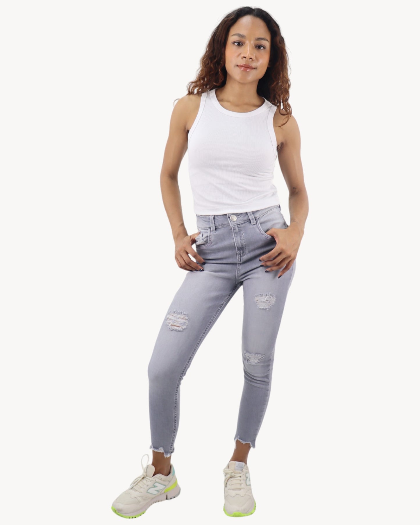 Jeans tobillero gris con destrucción