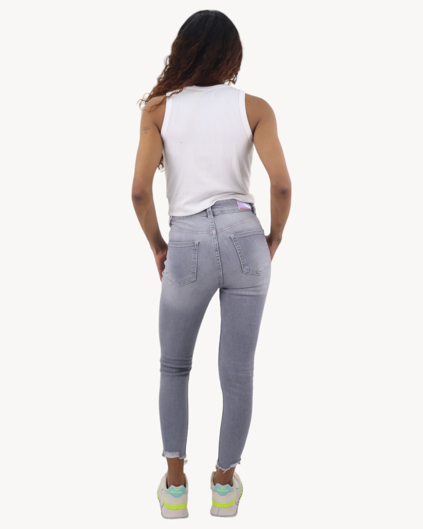 Jeans tobillero gris con destrucción