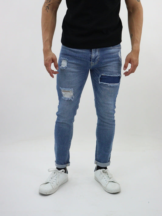 Jeans skinny con destrucción y parche (NUEVA TEMPORADA)