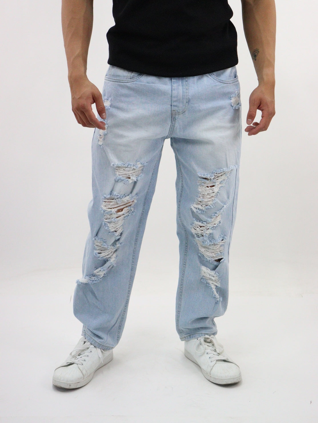 Jeans loose con destrucción y estampado