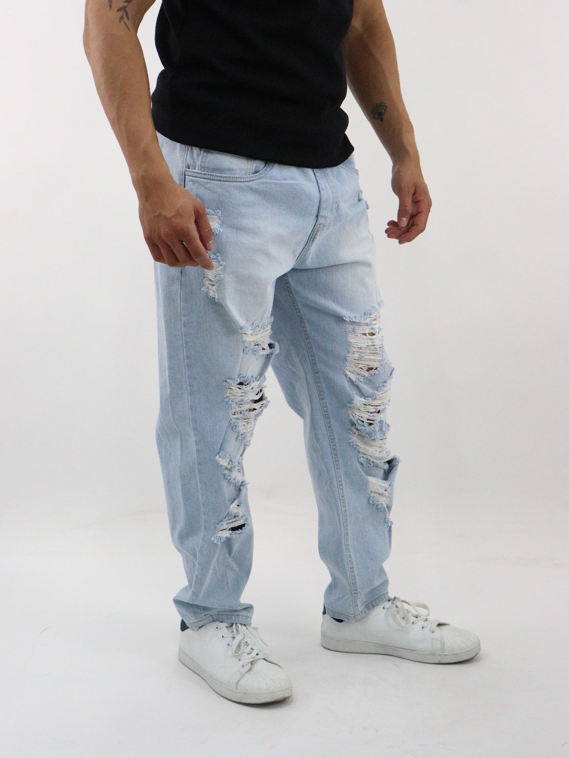 Jeans loose con destrucción y estampado
