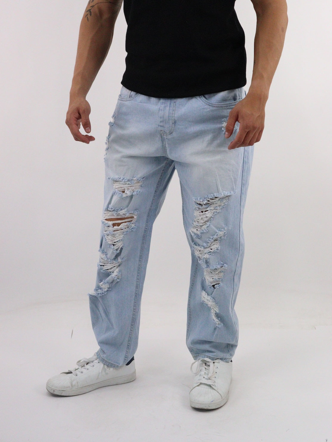 Jeans loose con destrucción y estampado