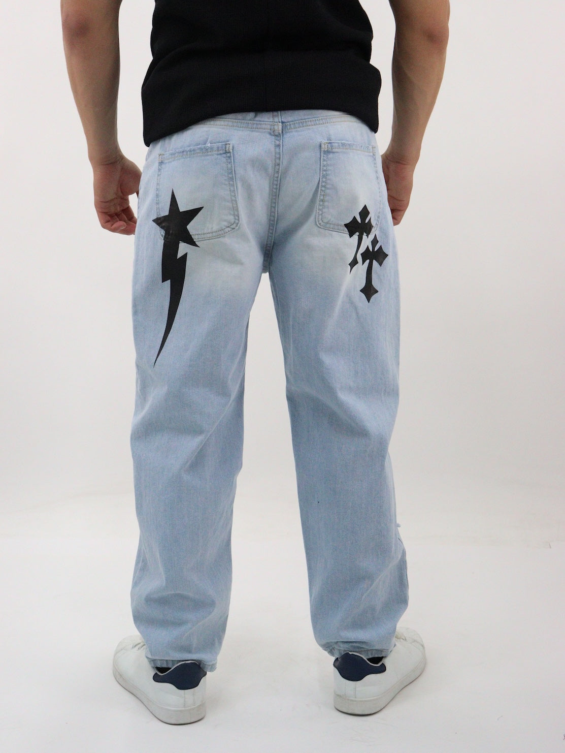 Jeans loose con destrucción y estampado