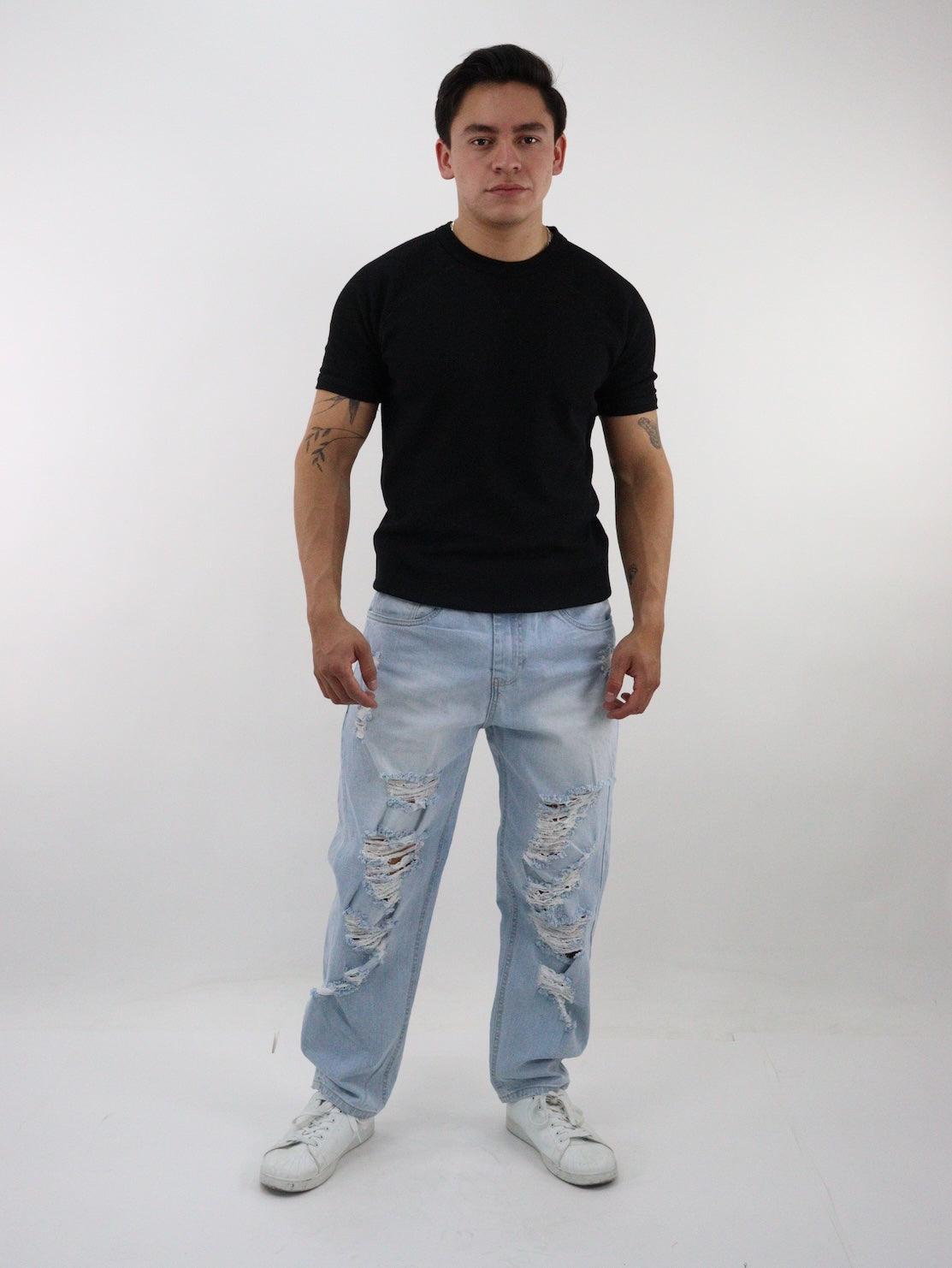 Jeans loose con destrucción y estampado