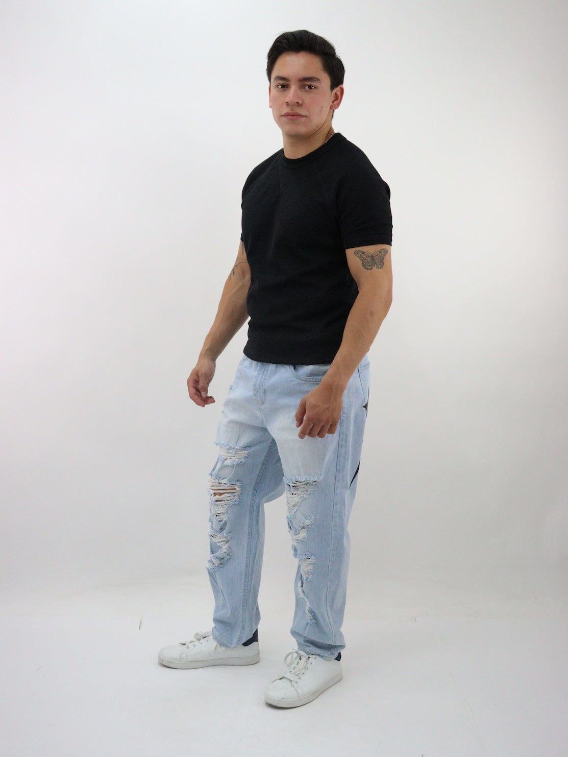 Jeans loose con destrucción y estampado