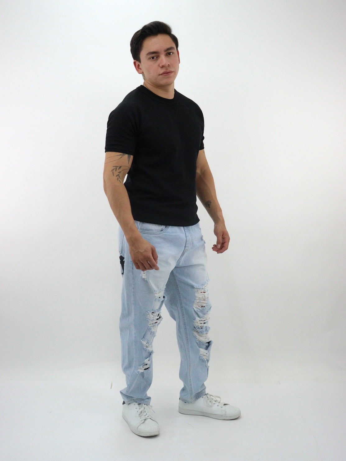 Jeans loose con destrucción y estampado