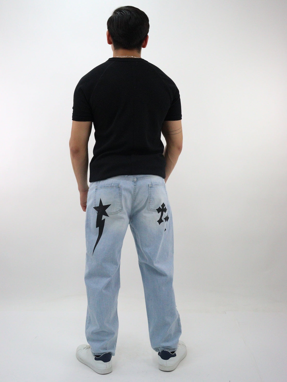 Jeans loose con destrucción y estampado