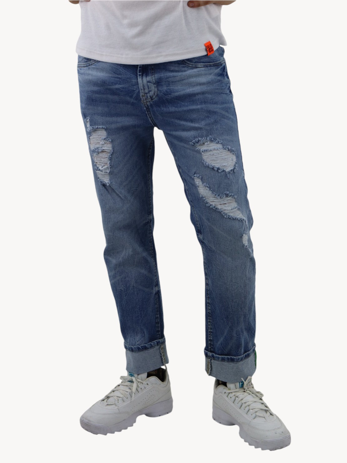 Jeans slim azul deslavado con destrucción