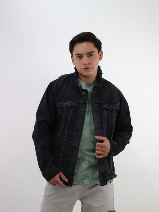 Chamarra de color negro deslavado con destrucción