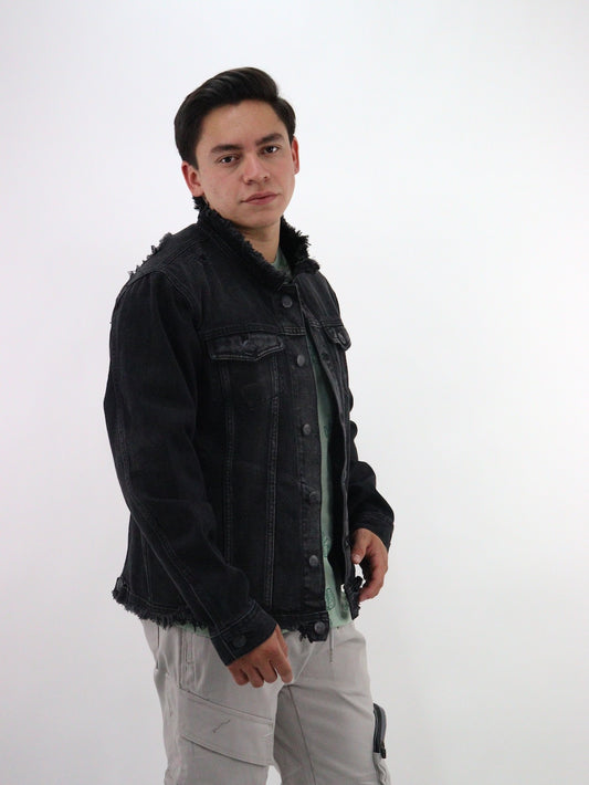 Chamarra de color negro deslavado con destrucción