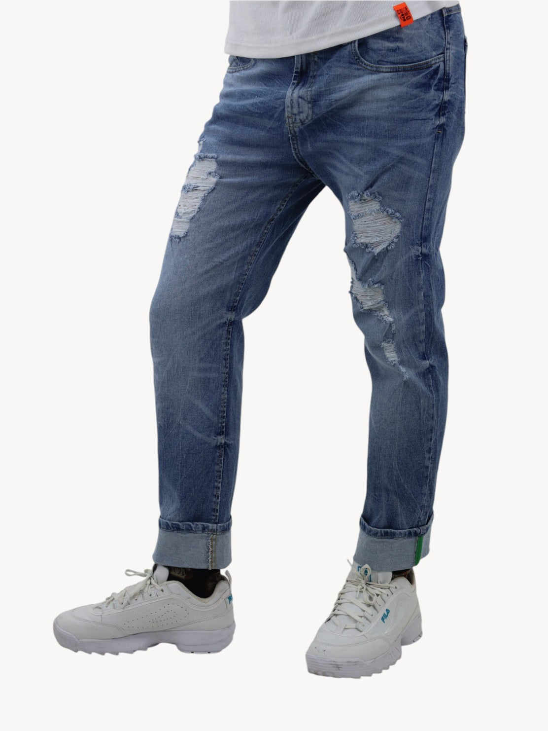 Jeans slim azul deslavado con destrucción