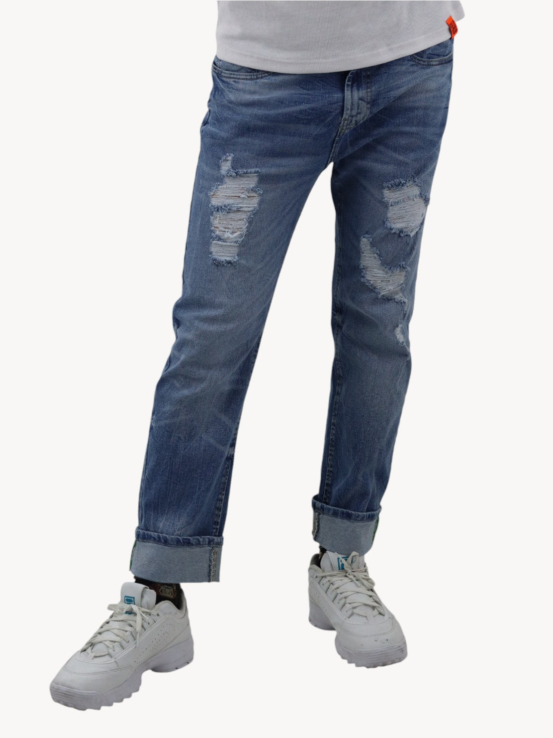 Jeans slim azul deslavado con destrucción