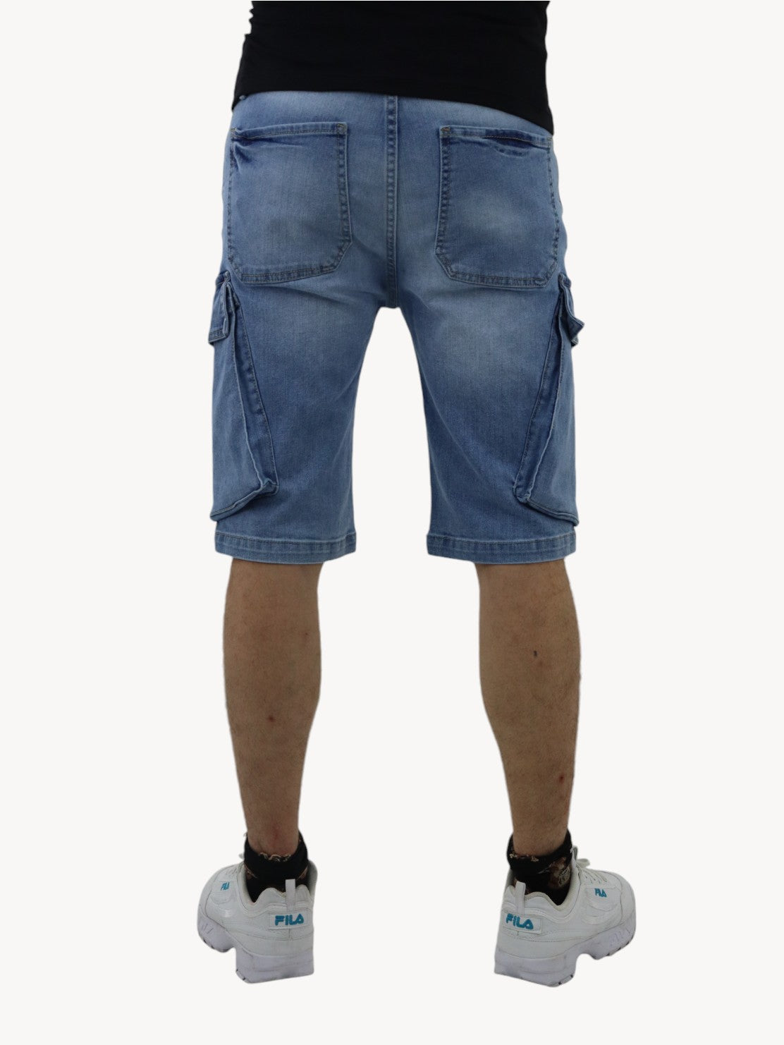 Short cargo de color azul medio con destrucción