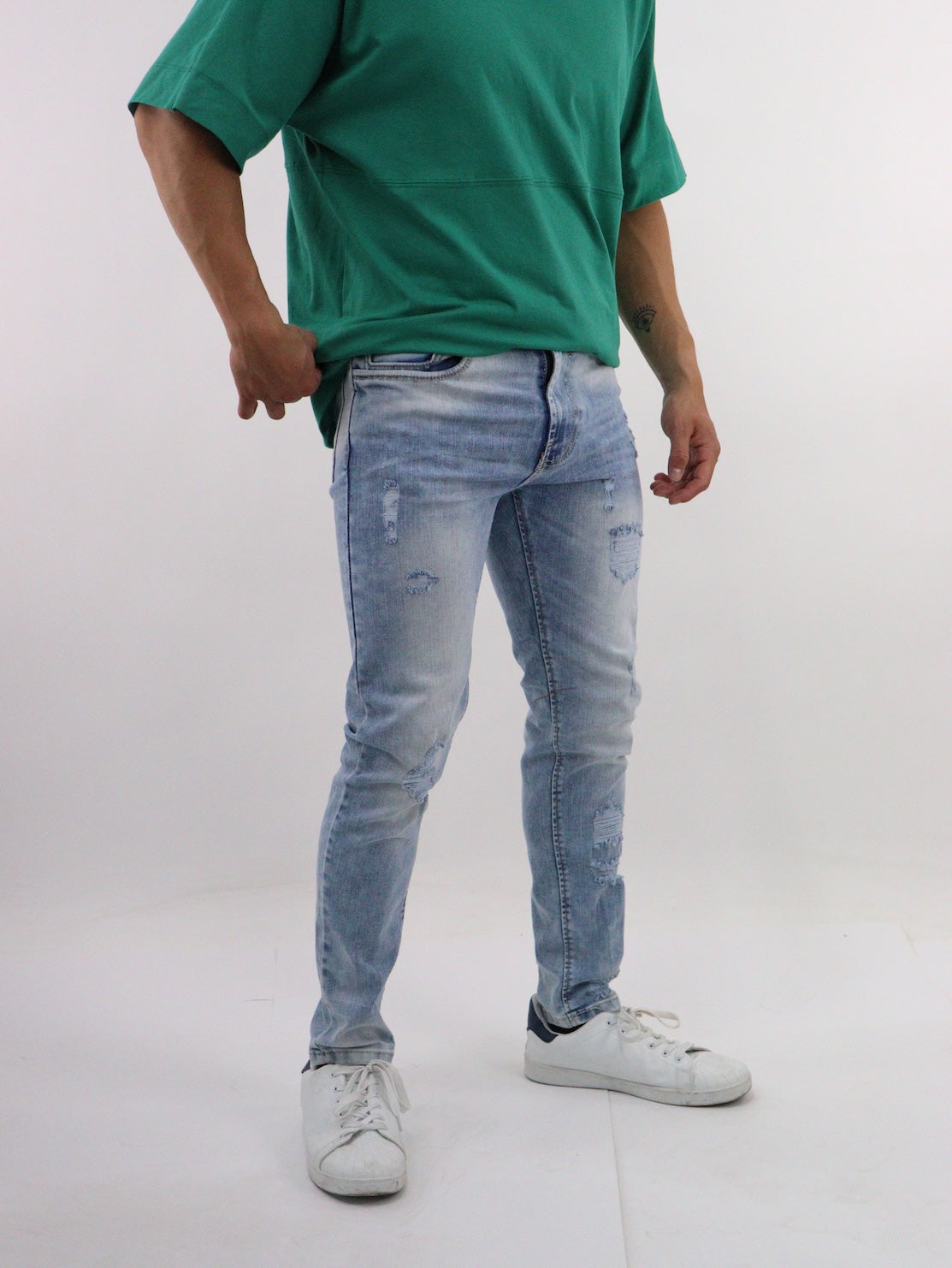 Jeans skinny de color azul claro con destrucción