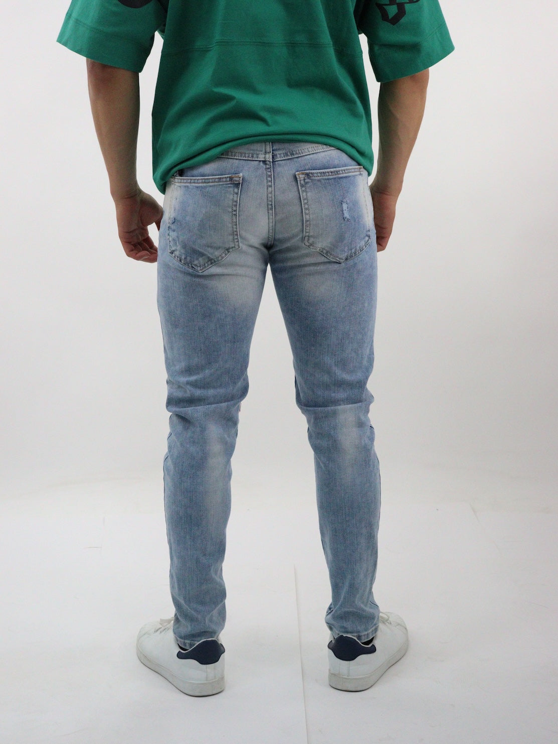 Jeans skinny de color azul claro con destrucción