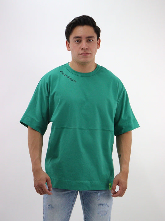 Playera oversize de color verde con estampado