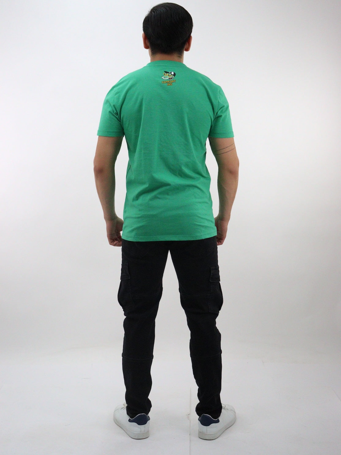 Jeans cargo de color negro deslavado