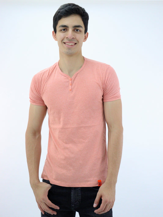 Playera manga corta de color melocotón con cuello V