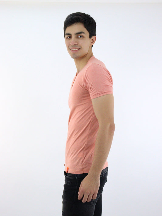Playera manga corta de color melocotón con cuello V