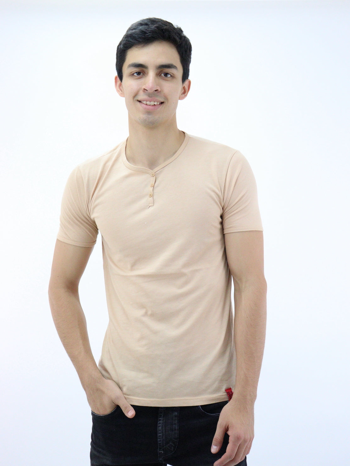 Playera manga corta de color ocre con cuello V