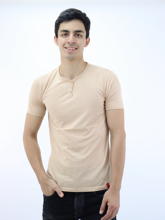 Playera manga corta de color ocre con cuello V