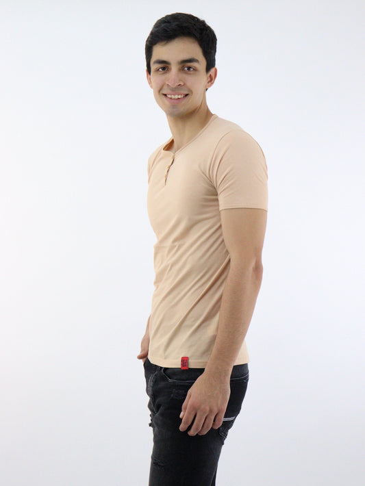 Playera manga corta de color ocre con cuello V