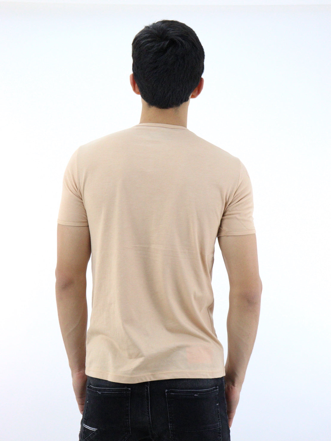 Playera manga corta de color ocre con cuello V