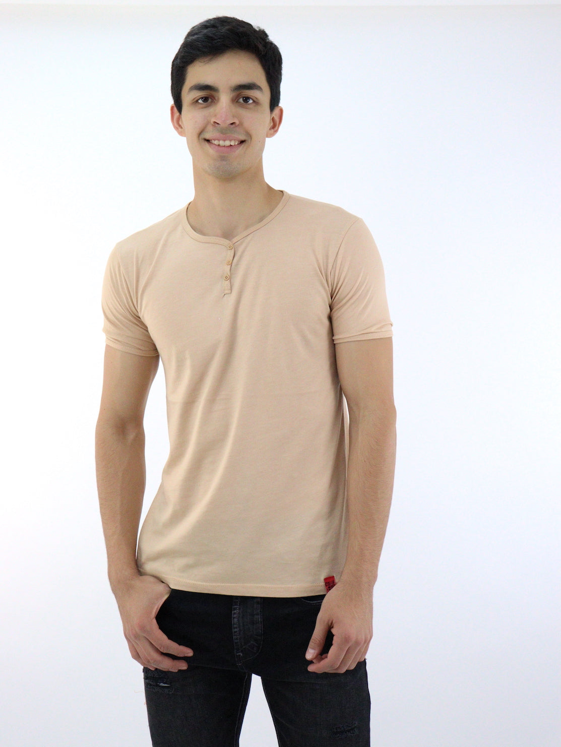 Playera manga corta de color ocre con cuello V