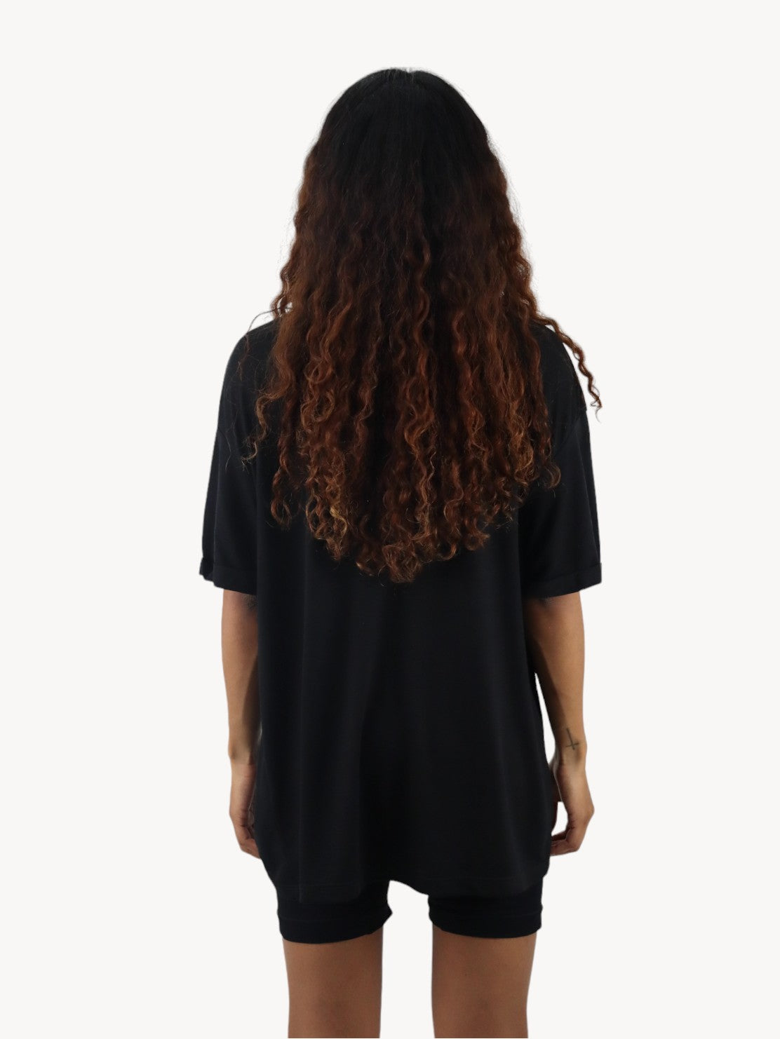 Playera oversize de color negro con estampado