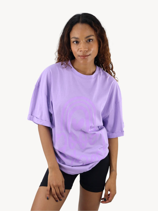 Playera oversize de color lila con estampado
