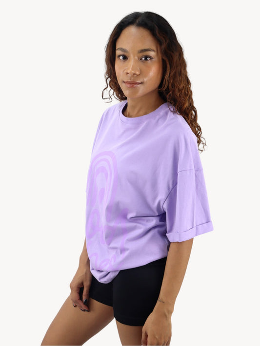 Playera oversize de color lila con estampado