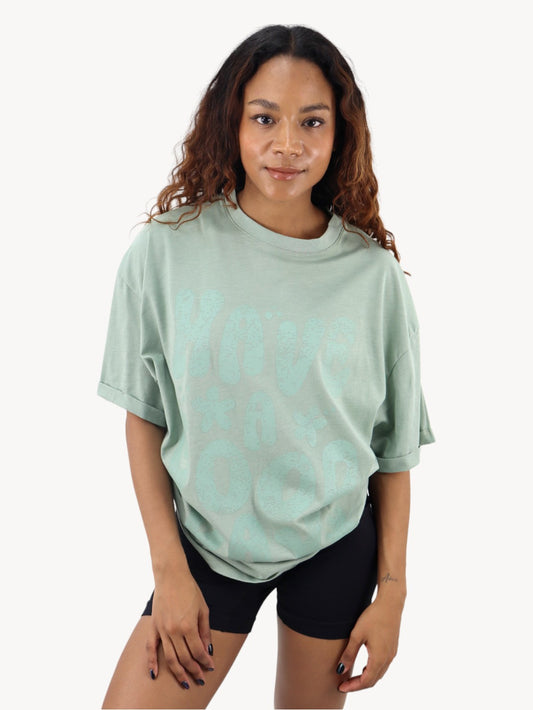 Playera oversize de color verde con estampado