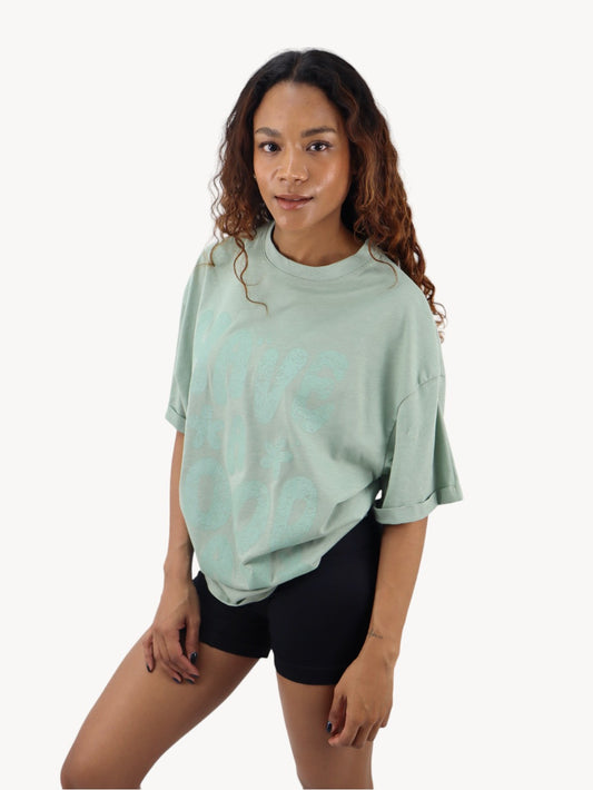 Playera oversize de color verde con estampado
