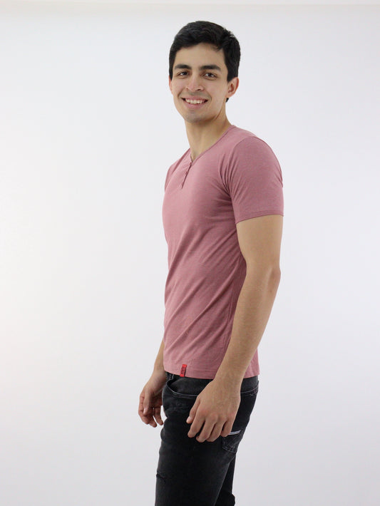 Playera manga corta de color rosa palo con cuello V