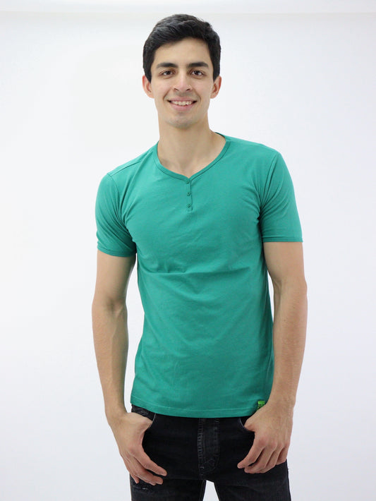 Playera manga corta de color verde con cuello V
