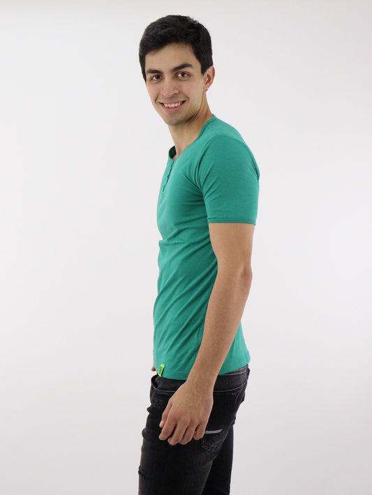 Playera manga corta de color verde con cuello V