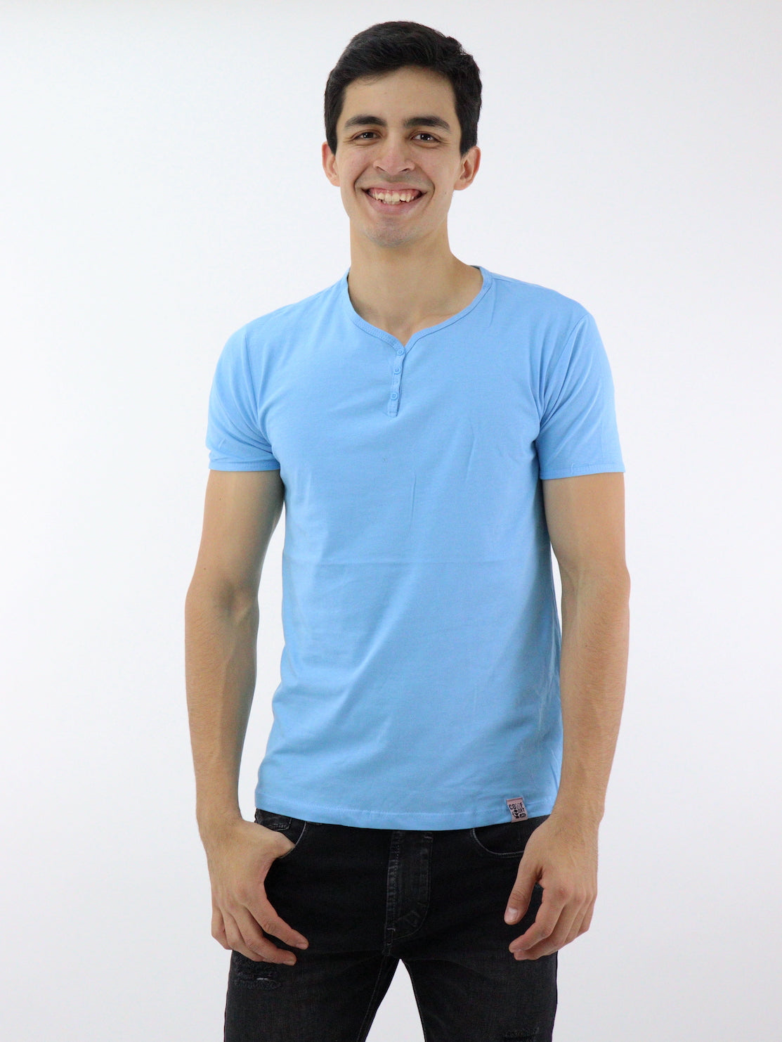 Playera manga corta de color azul con cuello V