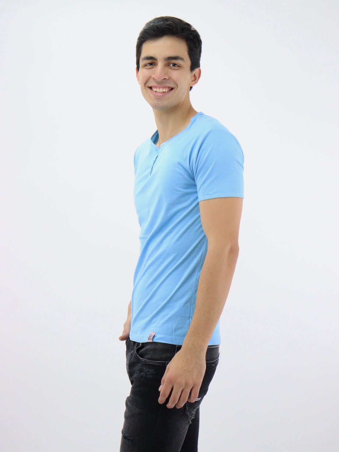 Playera manga corta de color azul con cuello V