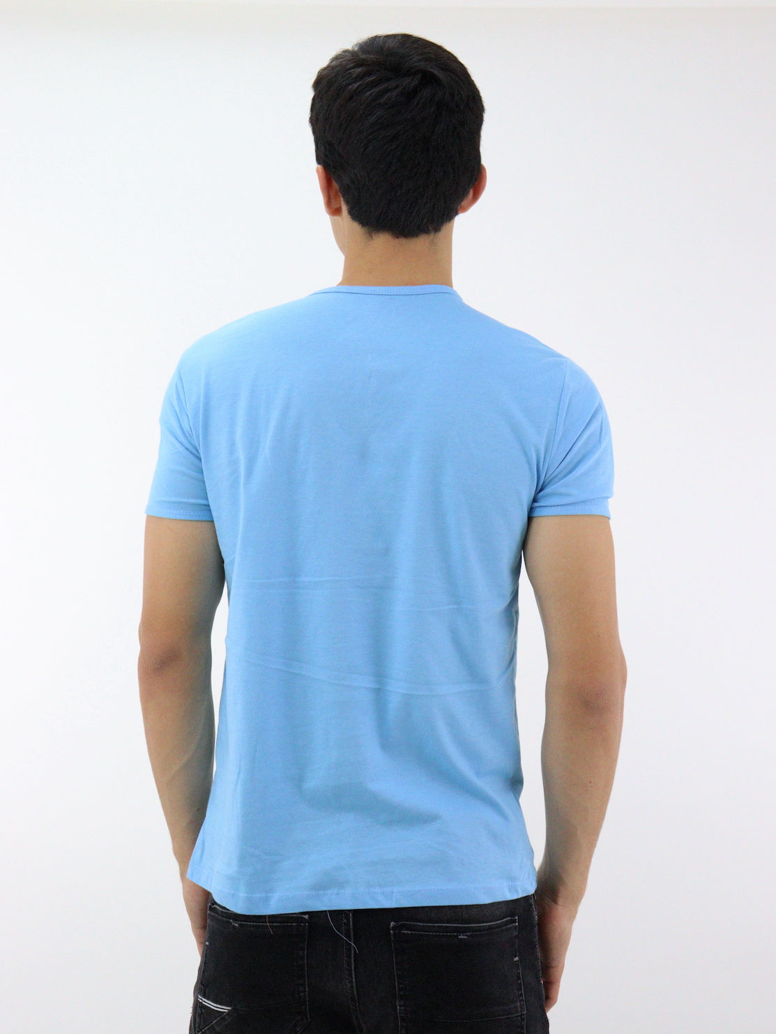 Playera manga corta de color azul con cuello V