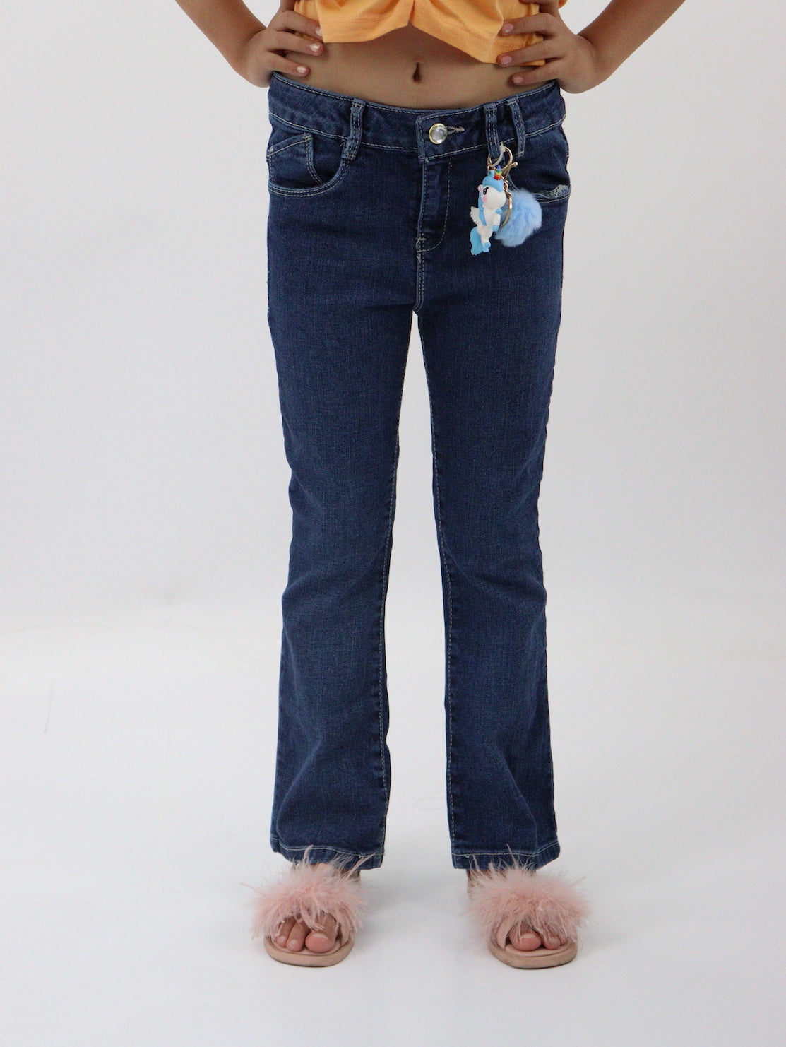 Jeans acampanado con colgante decorativo