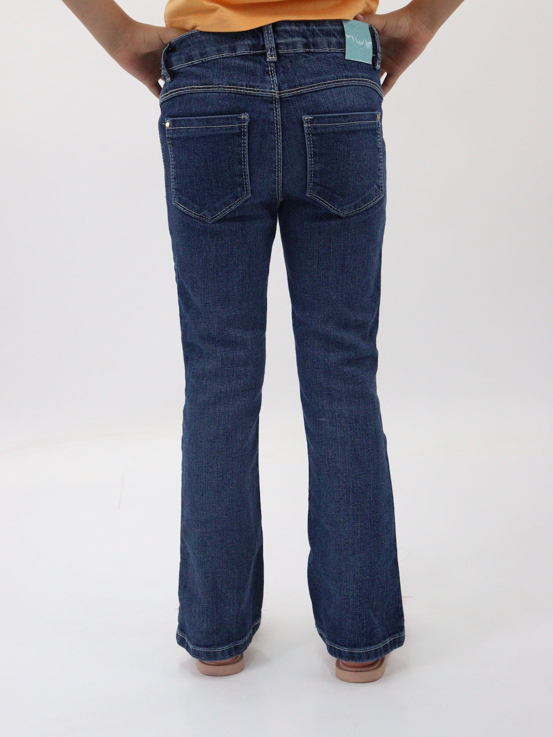 Jeans acampanado con colgante decorativo