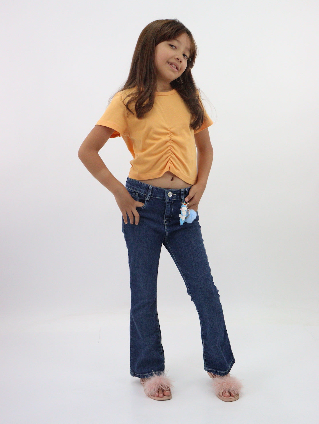 Jeans acampanado con colgante decorativo