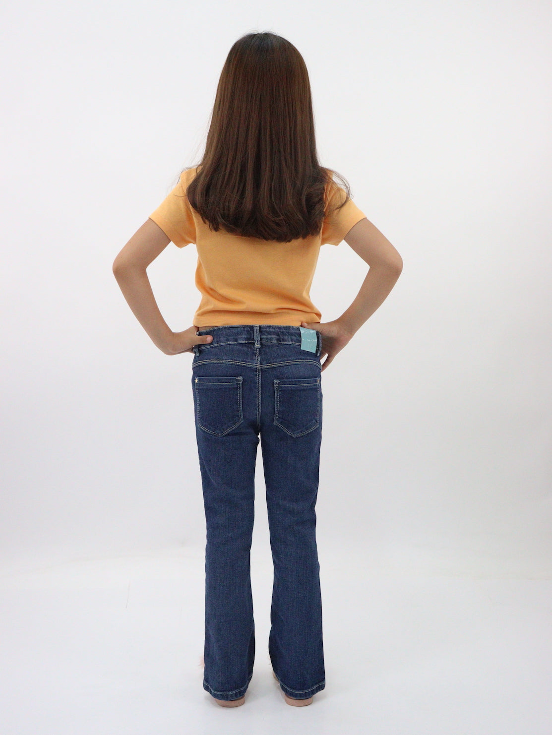 Jeans acampanado con colgante decorativo