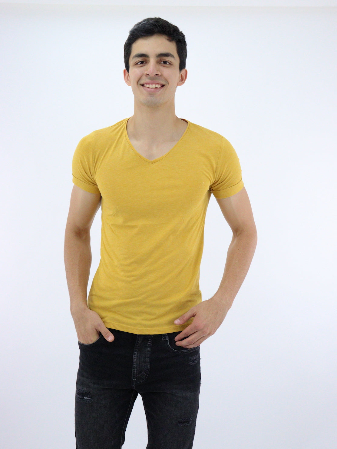 Playera manga corta de color amarillo mostaza con cuello V