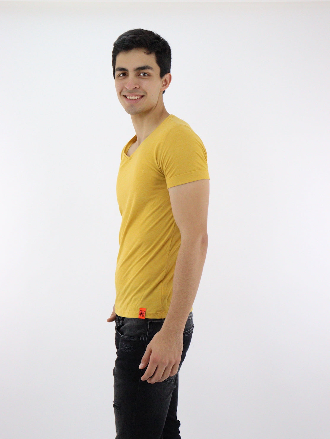 Playera manga corta de color amarillo mostaza con cuello V