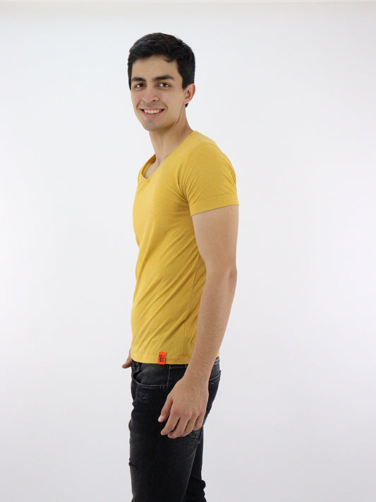 Playera manga corta de color amarillo mostaza con cuello V